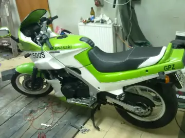 Zielono-biały Kawasaki GPZ 500S, gotowy do jazdy.