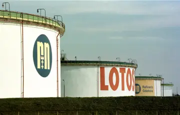 Ogromne zbiorniki rafinerii Lotos w Gdańsku. Na jednym z nich widnieje napis "LOTOS", a na innym logo "dn" i "Rafineria Gdańska".