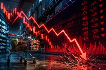 Wózek sklepowy pełen produktów na tle wykresu giełdowego z czerwoną linią spadkową. Eurocash akcje w dół.