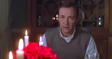 Kevin Spacey w blasku świec, przypominający o jego niezapomnianych rolach w filmach, serialach i programach.