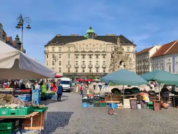Targowisko w Brnie, gdzie można zobaczyć zabytkowy hotel i fontannę. Idealne miejsce, by poczuć atmosferę miasta i odkryć, co zobaczyć w Brnie.