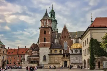 Wawel - miejsce historii i religii. Majestatyczna katedra z cegły i kamienia, złota kopuła, tłumy turystów.