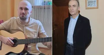 Syn Seweryna Krajewskiego, Sebastian, gra na gitarze. Obok stoi sam Seweryn Krajewski.