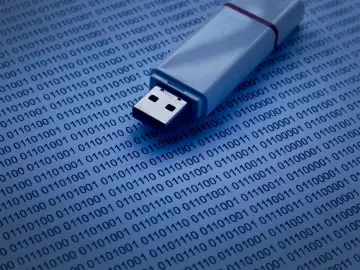 Pendrajw na tle kodu binarnego. Jak przegrać zdjęcia z komputera na pendrajwa? To proste!