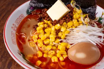 Miseczka aromatycznego ramenu z mielonym mięsem, kukurydzą, jajkiem i masłem. Idealny przepis, jak zrobić ramen.