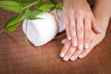Dłonie po zabiegu, z zadbanymi paznokciami. Choć manicure japoński wady ma niewielkie, warto pamiętać o pielęgnacji.