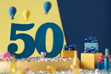 Idealny prezent dla 50 latki: cyfra 50, balony i pudełka z prezentami.