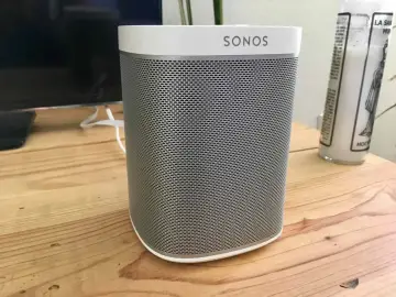 Sonos Play 1 Lautsprecher auf Holztisch. Vielleicht hilft ein Sonos Play 1 Reset, wenn er Probleme macht.