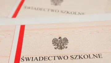 Zbliżenie na świadectwo szkolne z godłem Polski. Pasek z czerwonym i białym pasem sugeruje, że jest to dokument oficjalny, od jakiej średniej jest pasek?