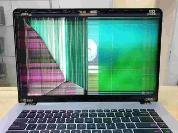 Uszkodzony ekran laptopa z kolorowymi pasami. Zastanawiasz się, jak zresetować ekran komputera, gdy jest tak zniszczony?