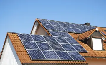 Panele fotowoltaiczne na dachu domu, idealne do optymalizacji zużycia energii w ramach taryfy G12w godziny.