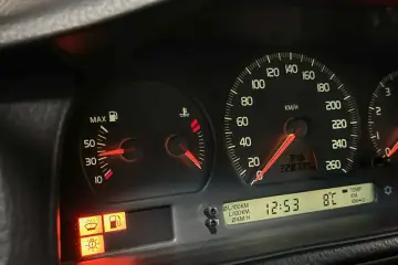 Wskaźnik temperatury silnika Volvo XC60 pokazuje, że jest gorąco. Obok widać wskaźnik paliwa i kontrolki.