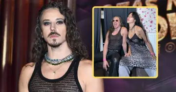 Michał Szpak z żoną, wokalista w błyszczącym topie i skórzanych spodniach, obok partnerki w panterkowej sukience.