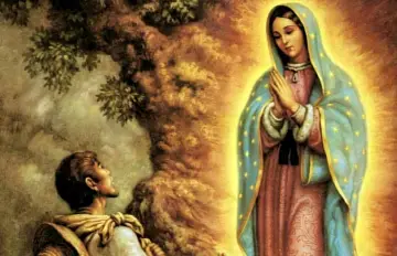 Widzenie Juana Diego z Matką Boską z Guadalupe. Postać w błękitnym płaszczu z gwiazdami, modląca się, jaśnieje.