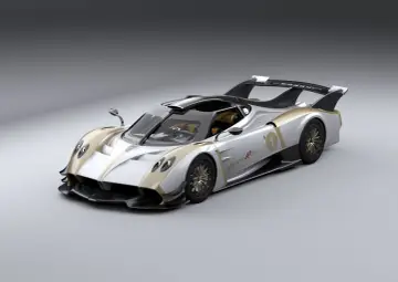 Srebrno-złoty Pagani Huayra R Evo z numerem 1, gotowy do wyścigu.