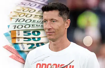 Robert Lewandowski na tle stosu banknotów euro.