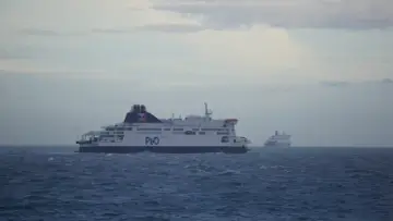 Dwa promy P&O płyną przez wzburzony kanał La Manche.