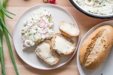 Szybka sałatka z twarogu z rzodkiewką i szczypiorkiem, idealna na kanapki.