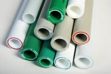 Różne rury plastikowe, białe, zielone i beżowe, z kolorowymi pierścieniami przy końcach, pokazujące metody łączenia rur plastikowych.
