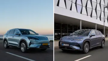 Dwa elektryczne SUV-y BYD w różnych kolorach, jeden na tle morza, drugi przy nowoczesnym budynku.