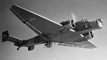 Niemiecki bombowiec z czasów II wojny światowej, Dornier Do 17, w locie.