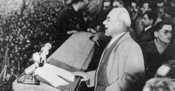 Mężczyzna przemawia do tłumu na wiecu w 1956 roku.