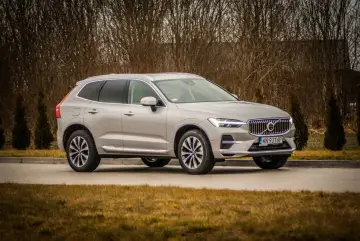 Srebrne Volvo XC60 na tle drzew. Gdzie jest akumulator w tym modelu?