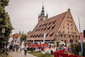Wielki Młyn w Gdańsku, tłumy ludzi na festynie pod zabytkowym budynkiem.