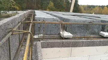 Budowa domu: betonowe pustaki i zbrojenie pod nadproże. Poduszka betonowa pod nadproże czeka na zalanie.