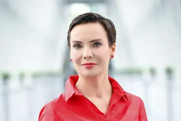 Prezes Polskiego Radia, w czerwonej koszuli, z krótkimi włosami i niebieskimi oczami.