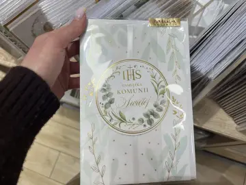Chrzestny szuka idealnego prezentu. Elegancka pamiątka Komunii Świętej dla dziewczynki, ozdobiona złotymi gałązkami i kryształkami.