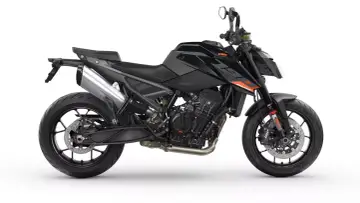 Czarny motocykl KTM Duke 790 z pomarańczowymi akcentami, gotowy na podbój dróg.