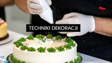 Rękawiczki i ręka dekorują tort zielonym kremem, pokazując, jak ozdobić tort dla chłopca.