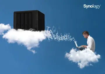Synology Drive: mężczyzna na chmurze pracuje na laptopie, z którego wylatują litery, kierując się do serwera Synology na innej chmurze.