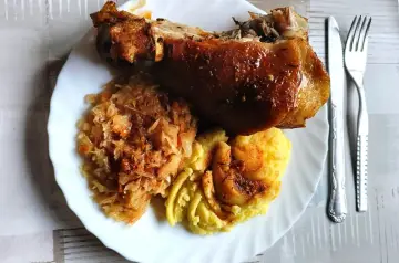 Ania gotuje golonka gotowana, podana z ziemniakami i kapustą. Pyszny obiad!