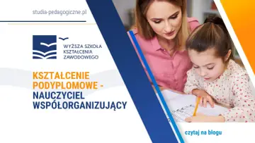 Nauczyciel wspomagający pomaga dziecku w nauce pisania. Studia podyplomowe dla nauczycieli.