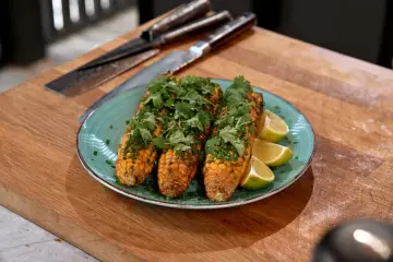 Grillowana kukurydza z kolendrą i limonką, idealna na lato. Prosty przepis na kukurydzę na grillu.