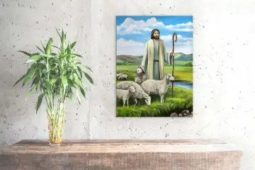 Jezus dobry pasterz prowadzi swoje owce przez zielone pastwiska. W tle błękitne niebo z chmurami i rzeka.
