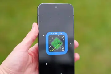 Dłoń trzyma smartfon z ikoną Android 16 na czarnym tle z gwiazdami.
