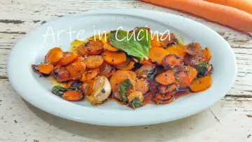 Carote in agrodolce, caramellate e speziate, con aglio e menta fresca, un'esplosione di sapori.