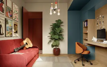 Un soggiorno con divano rosso, chitarra, piante e un angolo studio. Le pareti colorate particolari creano un ambiente vivace e moderno.