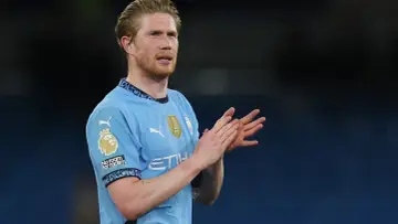 Kevin De Bruyne w błękitnej koszulce Manchesteru City klaszcze, wyrażając uznanie dla kibiców.