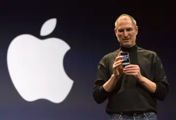 Steve Jobs prezentuje iPhone'a, rewolucyjny produkt, który zmienił świat.
