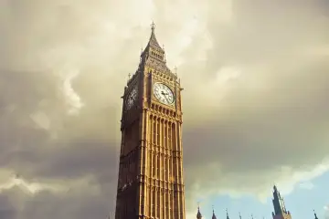 Big Ben w Londynie. Zastanawiasz się, ile trwa lot do Londynu z Katowic?