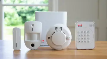 Säkerhetssystem med rörelsedetektor, dörrsensor, rökdetektor och manöverpanel. Styr allt enkelt med Cleverio app.