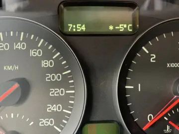 Na wyświetlaczu Volvo V50 godzina 7:54 i czujnik temperatury zewnętrznej wskazuje -5°C.