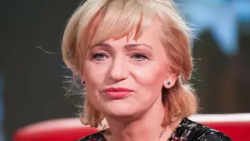 Katarzyna Żak, znana z filmów, seriali i programów, z uśmiechem na twarzy.
