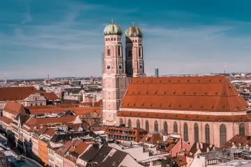 Dwie wieże Frauenkirche górują nad dachem katedry i miastem. Tak wygląda Monachium.