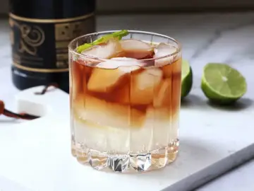 Orzeźwiający drink z rumem, lodem i limonką. Idealny na letnie wieczory.