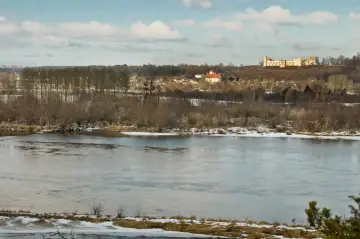 Zamek na wzgórzu, rzeka i zimowy krajobraz. Mięćmierz atrakcje oferuje piękne widoki o każdej porze roku.